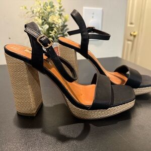 New summer sandal. Trendy chunky heel. Very comfortable. Size 7